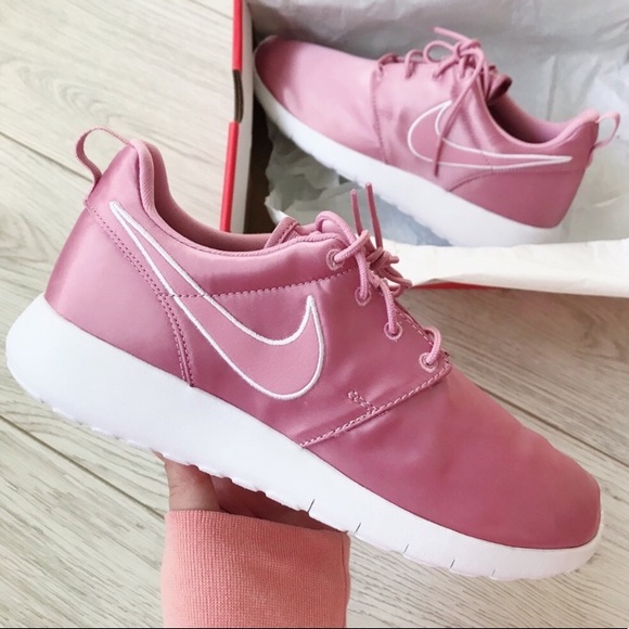 nike roshe one women pink